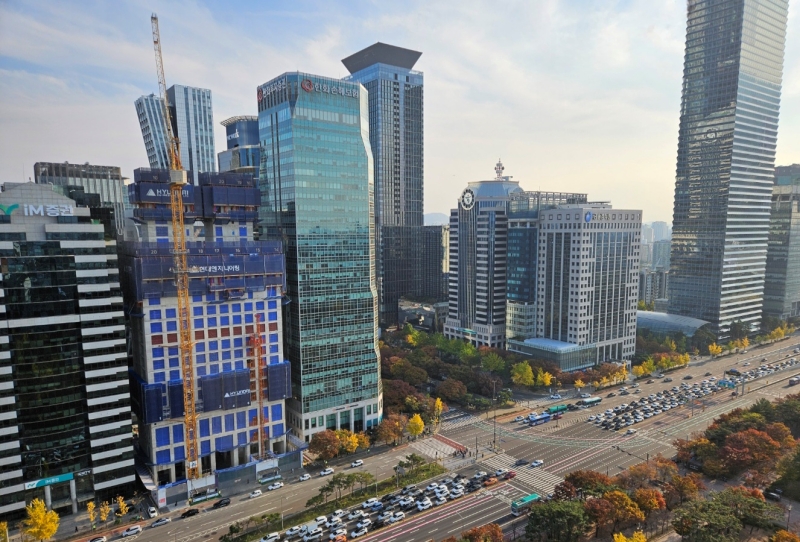 The country will issue its first Australian dollar-denominated forex bonds. Shown are the buildings of financial and bond companies in the Yeouido financial district of Seoul's Yeongdeungpo-gu District. (Aisylu Akhmetzianova)  