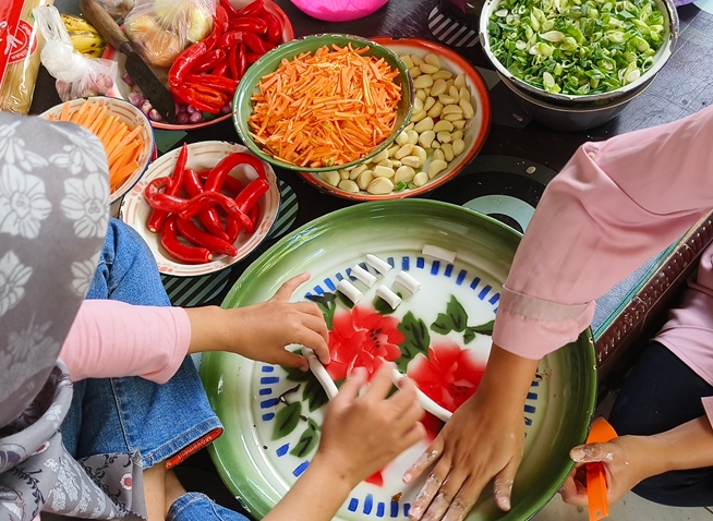 High school club in Indonesia holds Korean cooking class