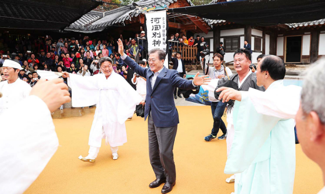 President Moon, first lady visit Andong Hahoe folk village