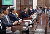 Opening Remarks by President Moon Jae-in at Meeting with His Senior Secretaries