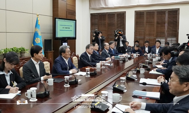 Opening Remarks by President Moon Jae-in at Meeting with His Senior Secretaries