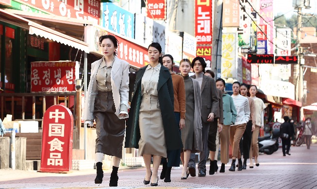 [Korean in photos] Fashion show in Seoul alleyway