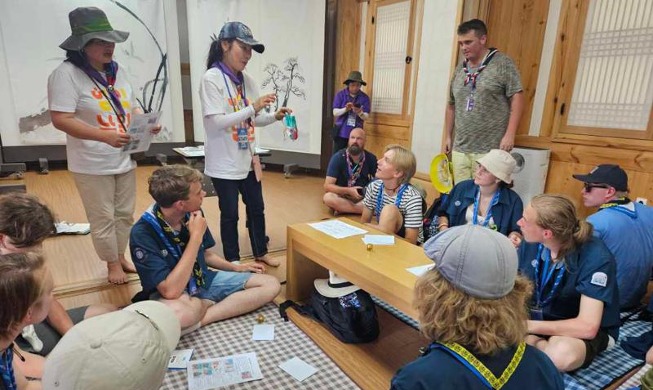 Int'l scouts learn to make lucky pouches