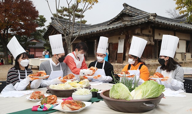 [Korea in photos] Foreign nationals make delicious kimchi