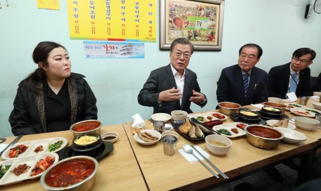 Remarks by President Moon Jae-in during Luncheon with Merchants at Namdaemun Market