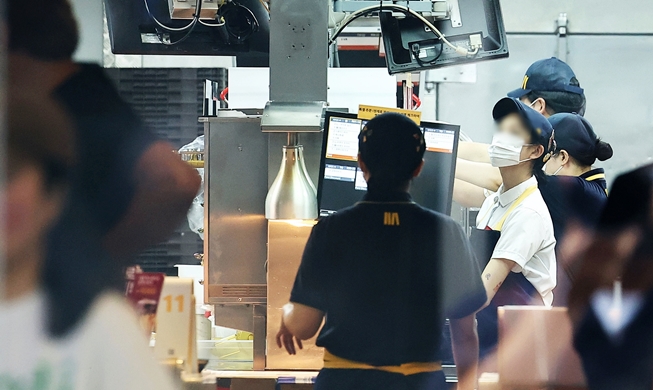 All restaurants can hire foreign workers from next month