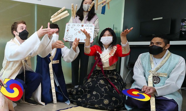 Foreign university students play traditional board game