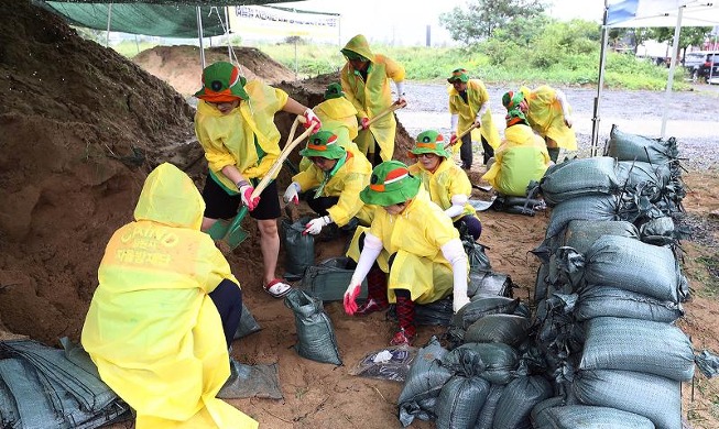 Making sandbags to prepare for Typhoon Khanun