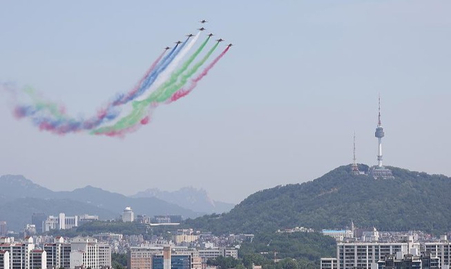 Aerobatic team Black Eagles soar over Seoul