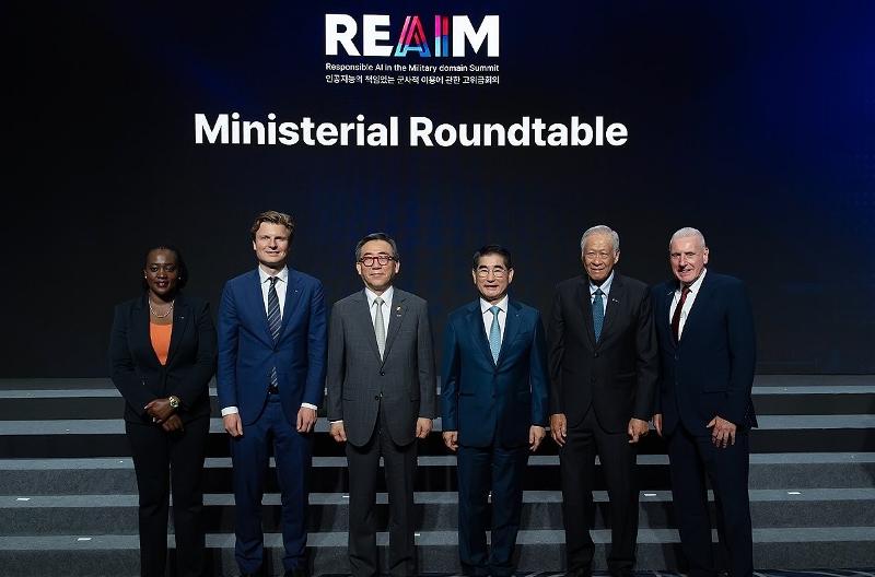 Minister of Foreign Affairs Cho Tae-yul (third from left) and Minister of National Defense Kim Yong Hyun (fourth from left) on Sept. 10 pose for photos with participants of a roundtable at the Responsible AI in Military Domain Summit held at the hotel Westin Josun Seoul. (Ministry of National Defense)  